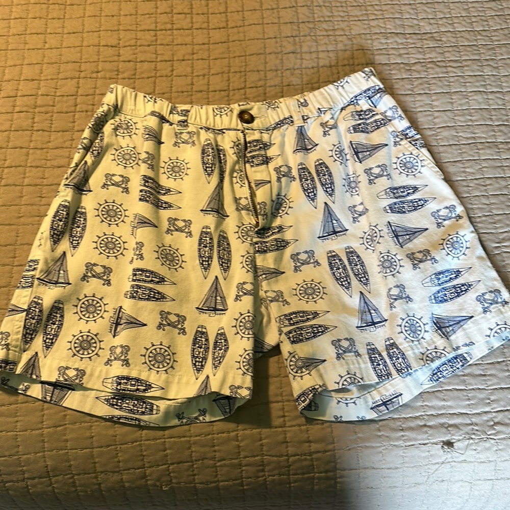 Chubbies 5.5” inseam white/blue nautical print stretch shorts Men’s Small